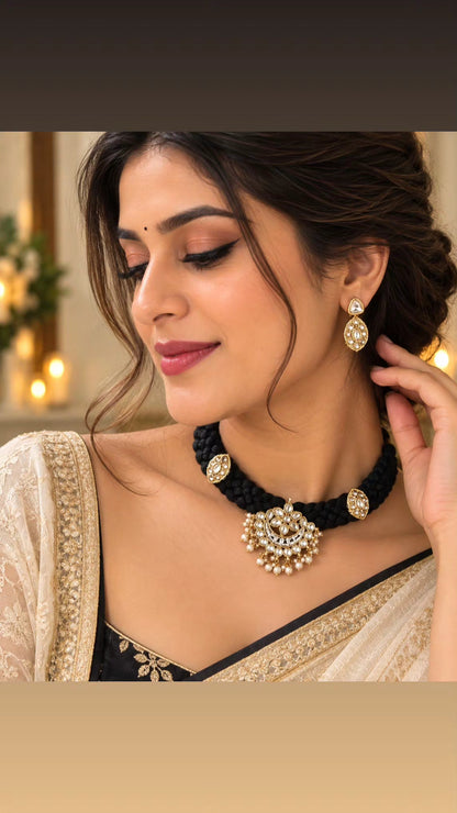 Saavi choker with earrings
